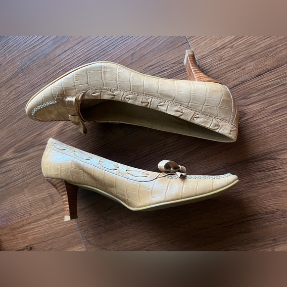 Stuart Weitzman Tan Glovemid Indian Croc Bow Pumps Heels Women’s 8.5 New Vintage - Picture 5 of 9